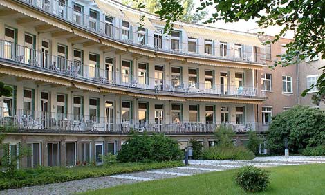 The former Robert Rössle Hospital, the so-called Tumor Clinic