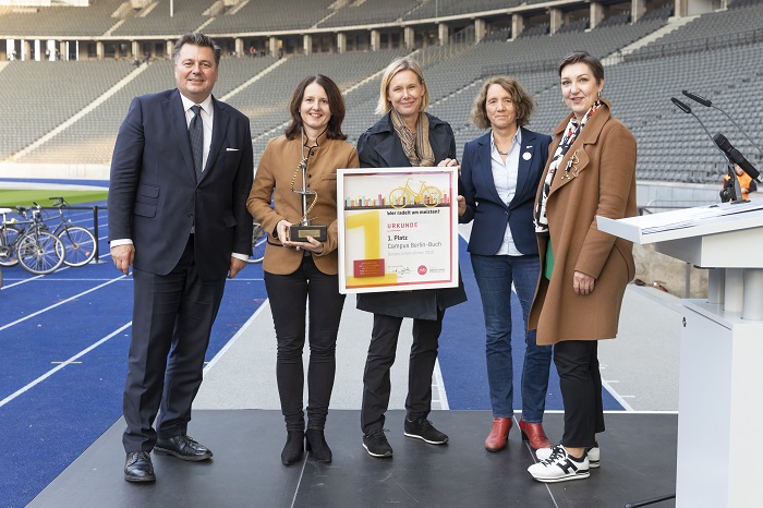 DER WANDERPOKAL GING AN DEN CAMPUS BUCH: (V.L.) SPORTSENATOR ANDREAS GEISE, PROF. HEIKE GRASSMANN, MDC, DR. CHRISTINA QUENSEL, CBB, EVA-MARIA SCHEEL, ADFC, UND ANDREA GREBE, VIVANTES, FÜR DIE INITIATIVE MEHRWERT