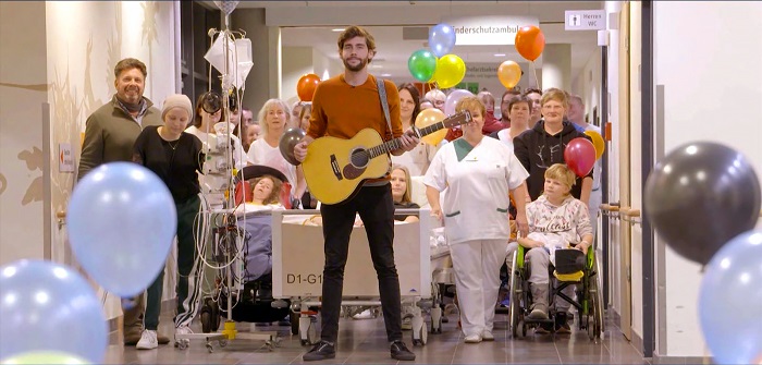 Musikvideodreh mit Alvaro Soler auf der Kinderonkologie im Helios Klinikum Berlin-Buch. (Foto: Remzi Karga | bilderstanze Film, TV & Medienproduktion) GmbH