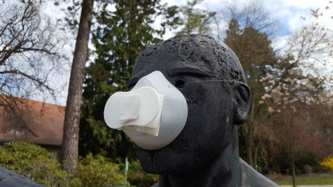 Einmaliges Probeobjekt „Maske“ aus gegebenem Anlass - nach einer Anleitung aus dem Internet (Foto: Gläsernes Labor)