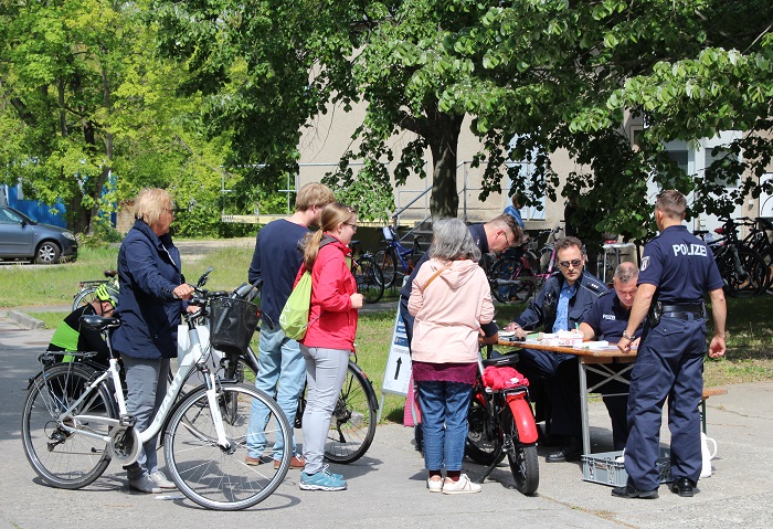 Regelmäßig führt die Polizei Codierungsaktionen für Räder auf dem Campus Buch durch (Foto: Campus Berlin-Buch GmbH)