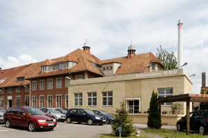 Die moderne Werkstatt-Annahme des heutigen Autozentrums H.D.U. fügt sich in das historische Gebäudeensemble ein. (Foto: Autozentrum H.D.U.)