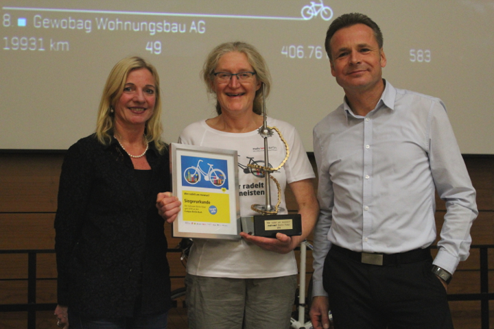 Isabel Heins, Fahrradbeauftragte der BVG (links), übergab den Wanderpokal und die Siegerurkunde an den diesjährigen Gewinner. (Foto: BBB)