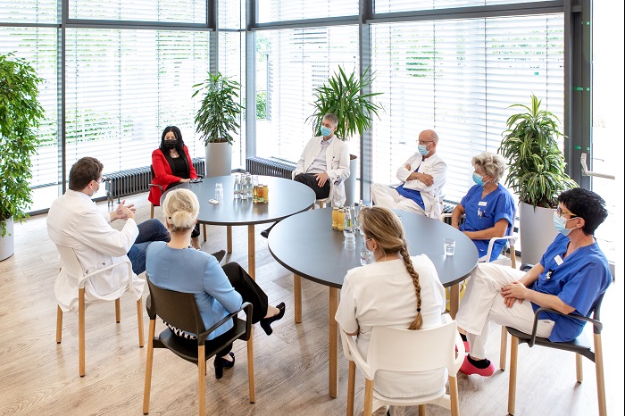 Gesundheitssenatorin Dilek Kalayci sprach mit Pflegekräften und Ärzten vom Helios Klinikum Berlin-Buch über die Herausforderungen der Corona-Krise. (Foto: Thomas Oberländer | Helios Kliniken)