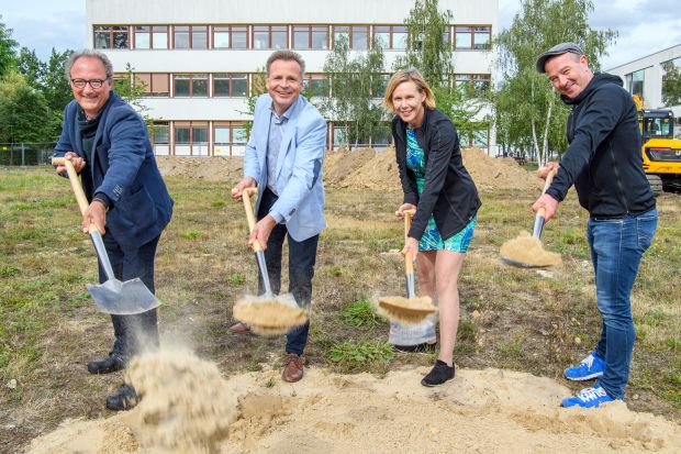 (v.l.) Projektleiter Uli Hölken, CBB, Dr. Ulrich Scheller und Dr. Christina Quensel, Geschäftsführende der CBB, Carsten Böll, Bauüberwachung für die GSE Ingenieur-Gesellschaft mbH, beim Spatenstich für das neue Gründerzentrum(Foto: Peter Himsel/CBB)