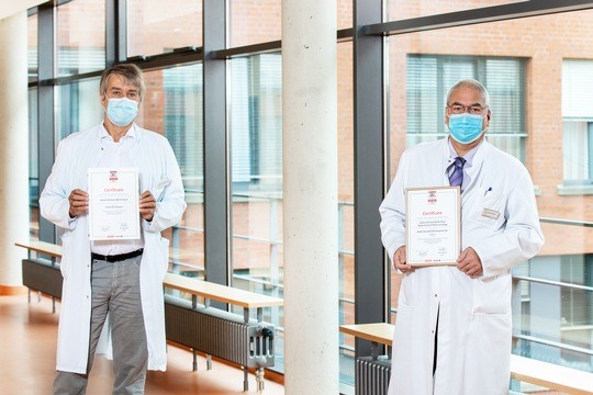 Dr. med. Bertram Glaß (li) und PD Dr. med. Peter Reichardt freuen sich sehr über die Auszeichnung des Zentrums für Hämatologie und Onkologie. (Foto: Thomas Oberländer / Helios Kliniken)
