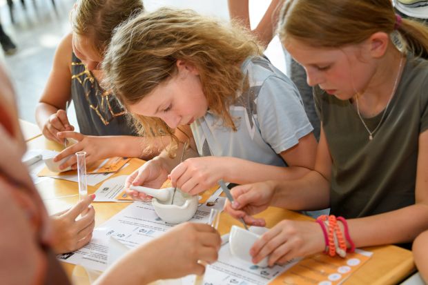 Experimentieren zur Langen Nacht der Wissenschaften auf dem Campus Berlin-Buch (Foto: Peter Himsel / Campus Berlin-Buch GmbH)