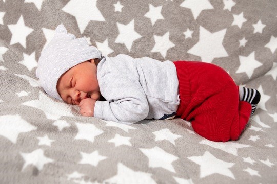 Das Geburtenzentrum im Helios Klinikum Berlin-Buch sagt dem ersten Neujahrsbaby Theodor Jonas ein herzliches Willkommen. (Foto: Thomas Oberländer/Helios Klinikum Berlin-Buch)