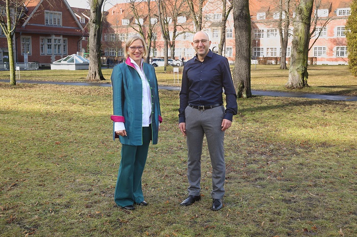 Dr. Gunda Leschber und Dr. med. Zataar auf dem Bucher Klinikcampus