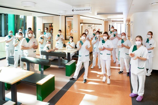 Für drei Wochen sind angehende Gesundheits- und Krankenpfleger:innen für den Ablauf ihrer „Schülerstation“ verantwortlich (Foto: Thomas Oberländer / Helios Kliniken)