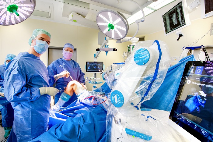 Innovation bei Helios: Ab sofort setzt das orthopädische Team um Chefarzt Prof. Dr. Daniel Kendoff auf die Unterstützung eines semi-aktiven Roboters namens Rosa (Foto: Thomas Oberländer/Helios Kliniken)