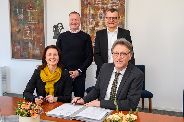 Signing the contract (from top to bottom): Prof. Thoralf Niendorf (MDC), Prof. Dr. Georg Rose (STIMULATE Research Campus and OVGU), Prof. Heike Graßmann (MDC) and Prof. Dr. -Ing. Jens Strackeljan (OGVU) © Peter Himsel/MDC