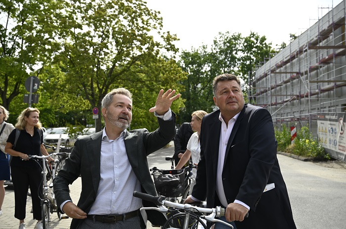 Bezirksbürgermeister Sören Benn und Bausenator Andreas Geisel vor dem Neubau der Grundschule Karower Chaussee (Foto: Jonas Teune / BA Pankow)