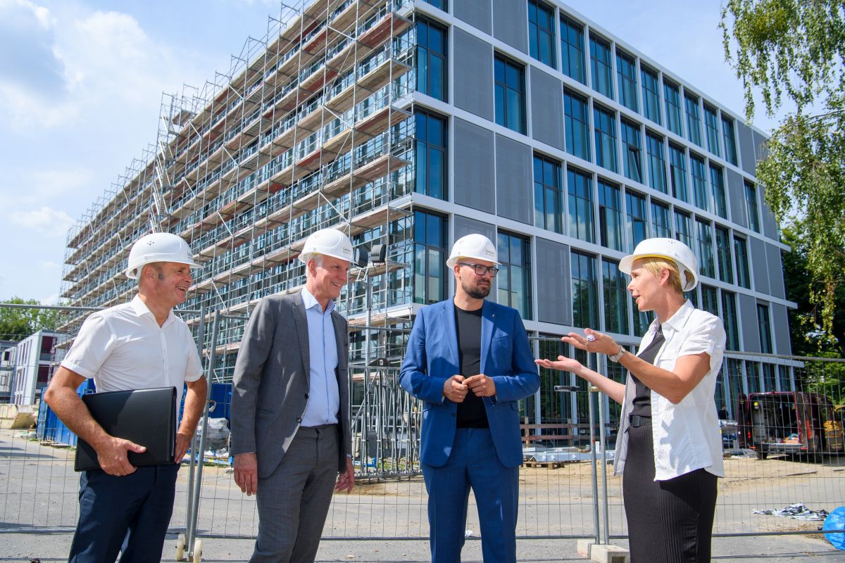 Dr. Ulrich Scheller, Senator of Economics Stephan Schwarz, Michael Biel and Dr. Christina Quensel in front of the Start-up Center BerlinBioCube (Photo: Peter Himsel)