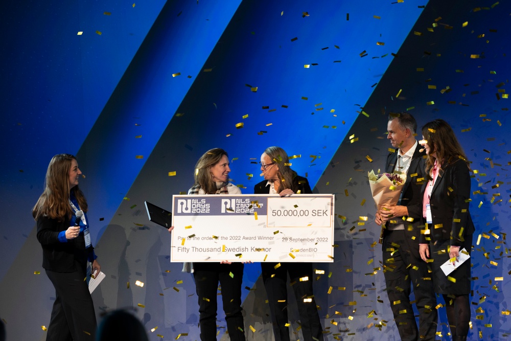 Verena Schöwel, CEO and co-founder of MyoPax, recieves the NLSInvest Award on stage at NLSDays 2022. From the left: Chelsea Ranger, Verena Schöwel, Frida Lawenius, Peter Bak, and Ulrica Sehlstedt. Photo: Camille Sonally/SwedenBIO