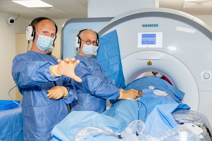 Dr. med. Michael Wiedemann, Leiter des Herz-Rhythmus-Zentrums, und Dr. med. Marcel Prothmann besprechen die MRT-Bildgebung während der Katheterablation (Foto: Kareen Kittelmann/Helios Kliniken)