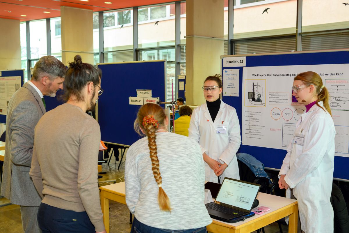 Schoolgirls in conversation with the jury of the competition (Photo: Peter Himsel)