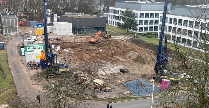 Das neue Gebäude entsteht in Nachbarschaft zum Leibniz-Forschungsinstitut für Molekulare Pharmakologie (Foto: Max Delbrück Center)