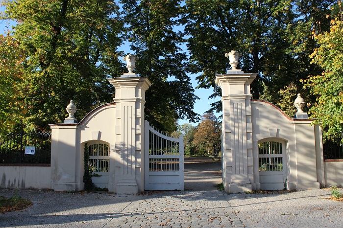 Der historische Eingang des Schlossparks an der Straße Alt Buch ist momentan gesperrt, weil die Kirche ihr Dach wiedererhält (Foto: Campus Berlin-Buch GmbH)