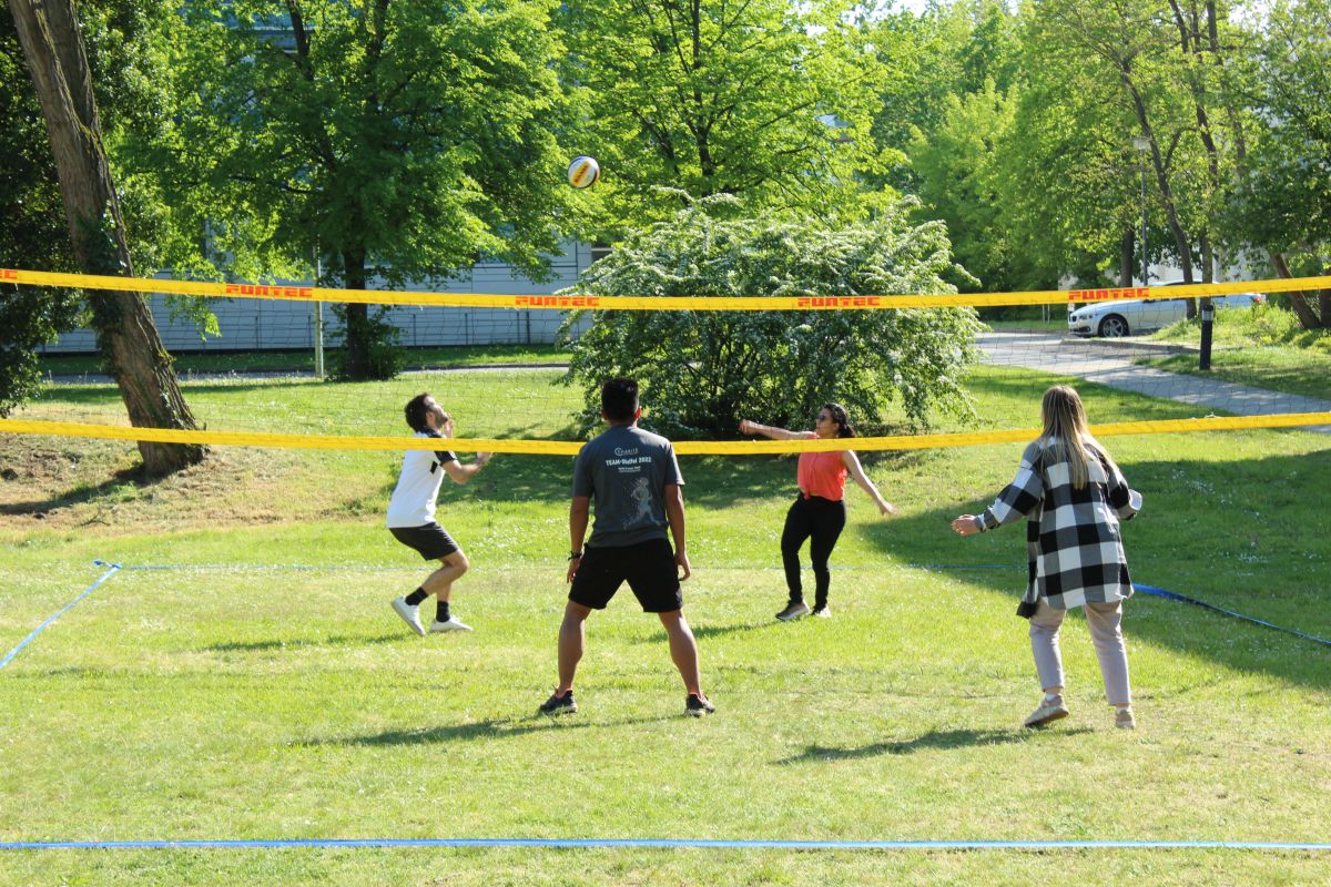 Volleyballspiel beim Sportfest (Foto: Campus Berlin-Buch)