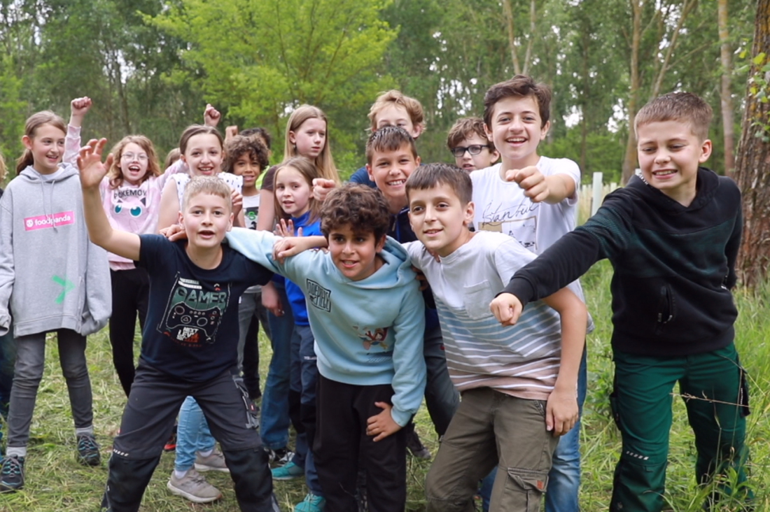 Draußen lernen, wie man Bäume pflanzt und den Wald pflegt - die Grundschule Am Sandhaus macht es möglich (Foto: Susanne Jeran, Stiftung Naturschutz Berlin)