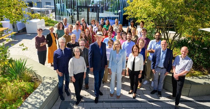 15 Jahre Systembiologie am Max-Delbrück-Centrum: PIs und Mitarbeiter des MDC-BIMSB auf der Dachterrasse des Max-Delbrück-Centrums am Standort Berlin-Mitte. (Foto: David Ausserhofer/Max Delbrück Center)