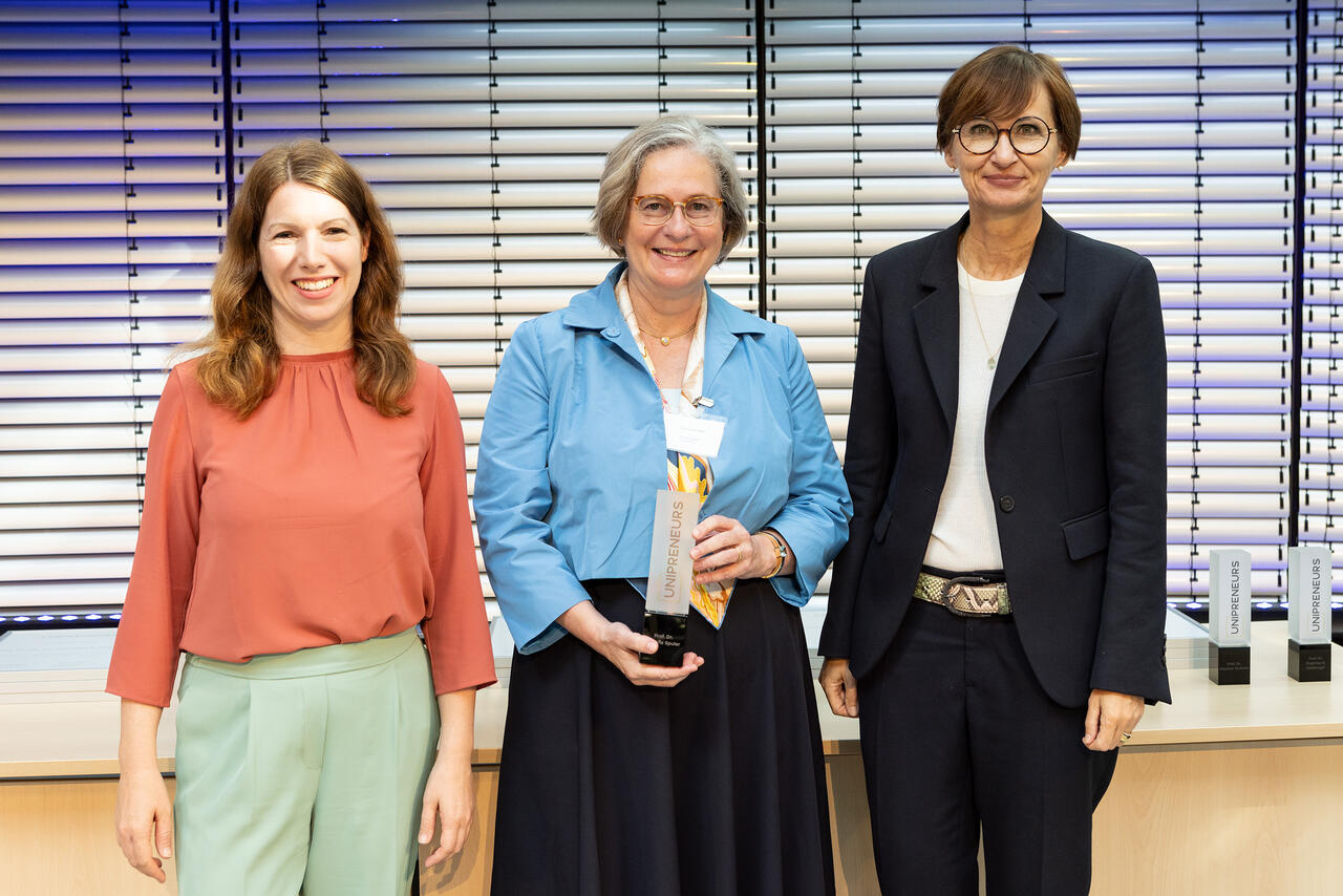 Auf der UNIPRENEURS Preisverleihung; v.l.n.r.: Anna Christmann, Simone Spuler, Bettina Stark-Watzinger  © UNIPRENEURS