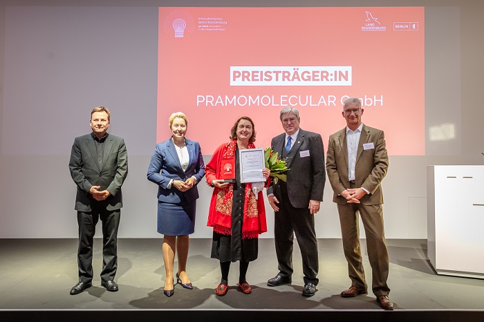 Verleihung des Innovationspreises an Merle Fuchs, Mitgründerin des Start-ups PRAMOMOLECULAR (in der Mitte)  © sevens+maltry