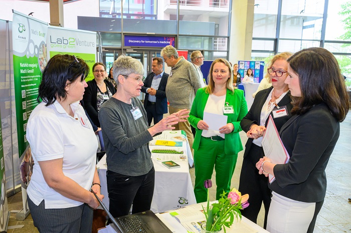 Bildungssenatorin Katharina Günther-Wünsch beim Rundgang auf der Bildungsmesse.  (Foto: Peter Himsel/Campus Berlin-Buch GmbH)