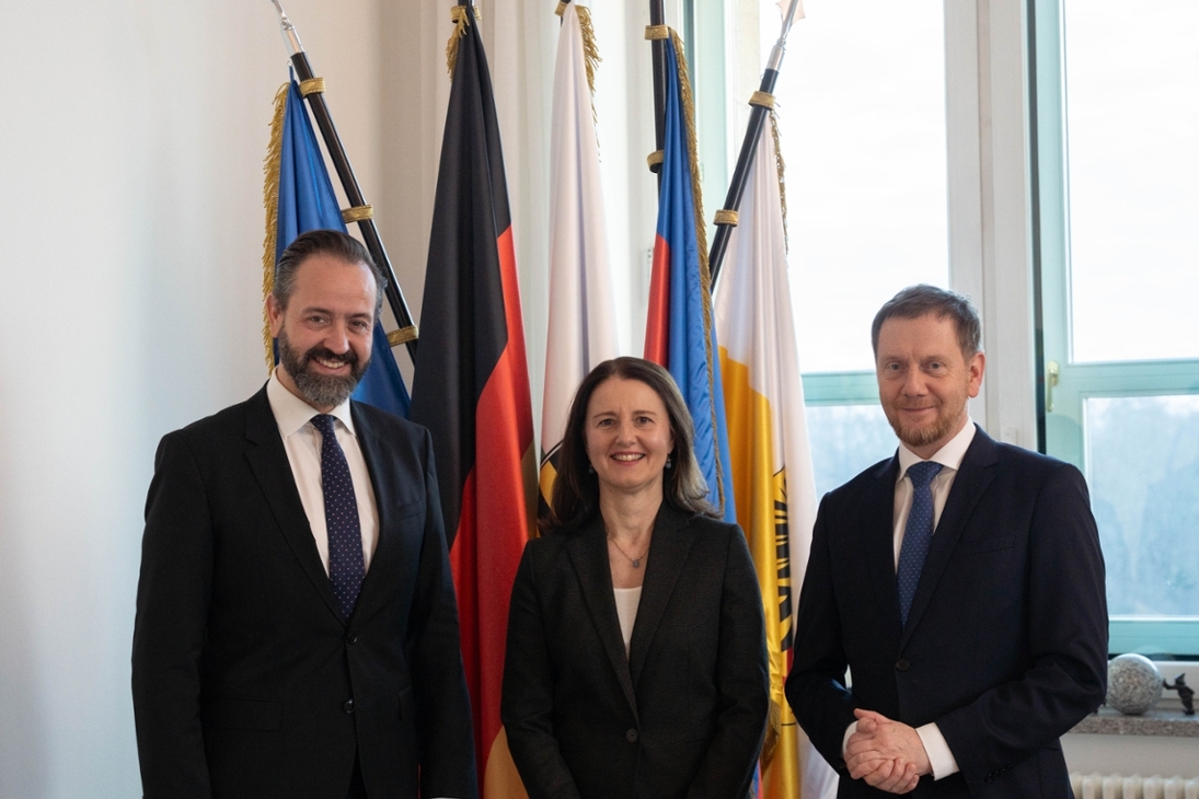 Heike Graßmann together with the Saxony's Minister-President Michael Kretschmer (right) and the Saxony's State Minister for Science Stefan Gemkow (left). © Sächsische Staatskanzlei