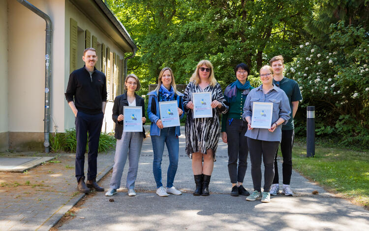 Sustainability Officer Christian Panetzky (on the left) with representatives from the labs with the LEAF certificates. © Felix Petermann, Max Delbrück Center
