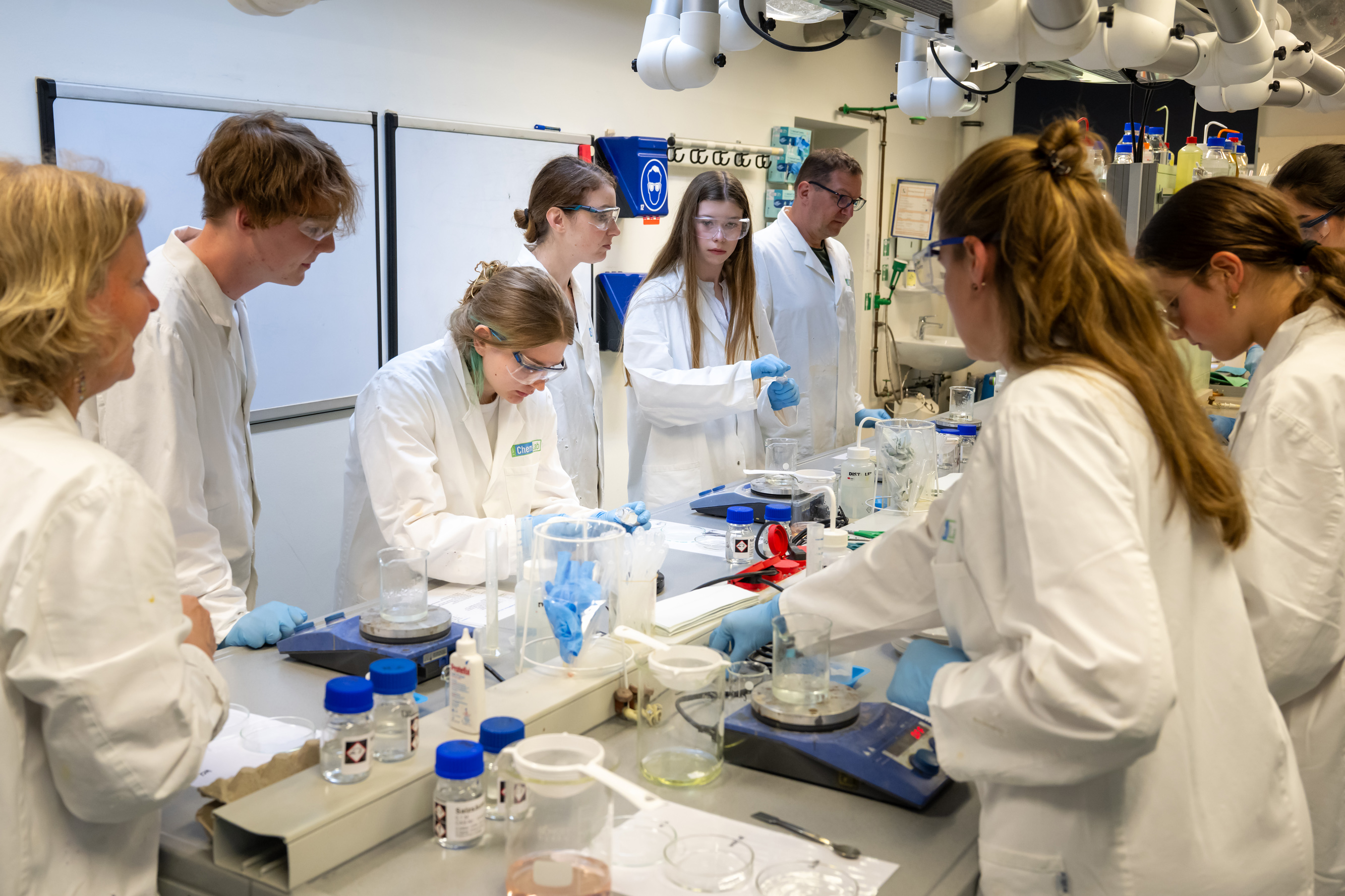 Lange Nacht der Wissenschaften 2025 - Experimentieren im Gläsernen Labor auf dem Campus Berlin-Buch (Foto: Peter Himsel/Campus Berlin-Buch GmbH)