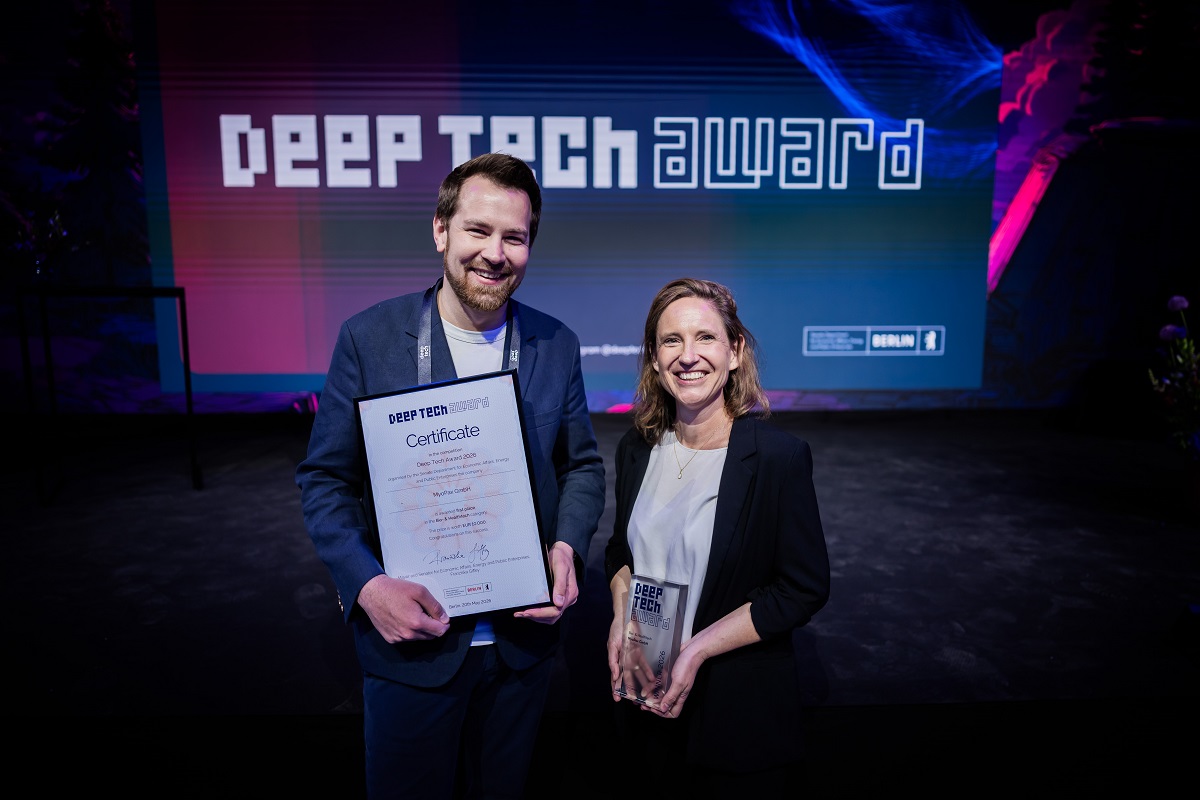 (v.l.) Dr. Eric Metzler und Dr. Verena Schöwel von MyoPax nahmen den Deep Tech Award in der Kategorie Bio- & Healthtech entgegen. (Foto: Christoph Soeder, Deep tech Berlin)