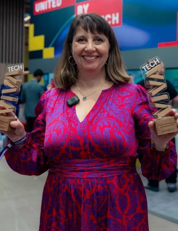 Fanny Giannou, Geschäftsführerin von Alithea Bio, nimmt auf der VivaTech 2026 in Paris den „Tech for Change Award“ und den Publikumspreis entgegen.