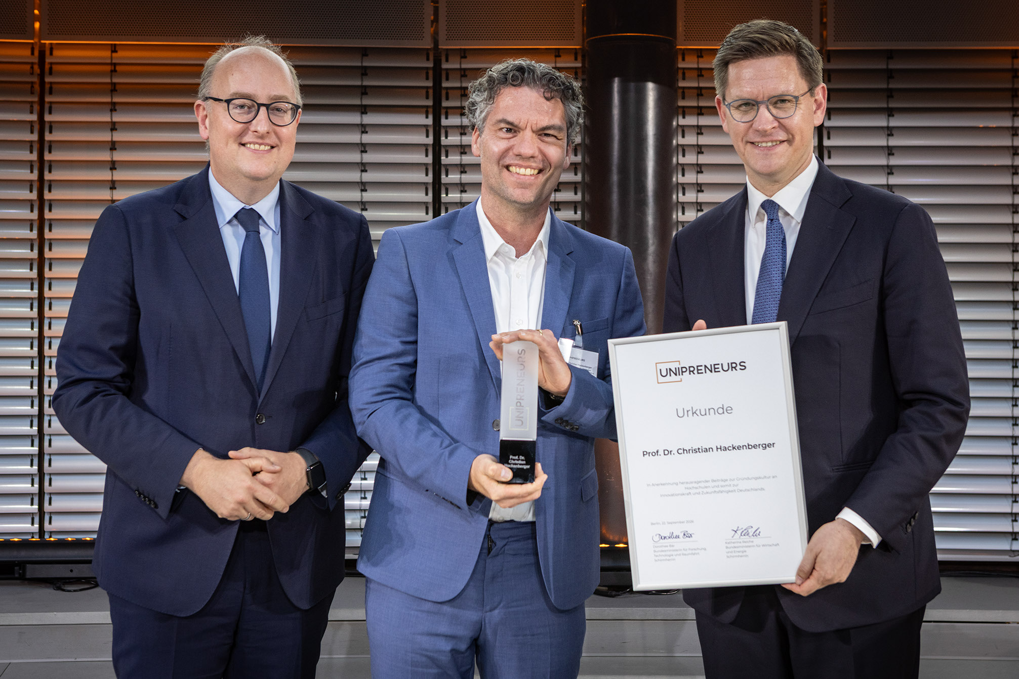 Christian Hackenberger erhält den UNIPRENEURS-Preis. © Foto: Jürgen A. Morgenroth/Stifterverband